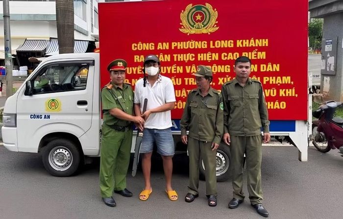 Người dân giao nộp vũ khí thô sơ cho Công an phường Long Khánh.