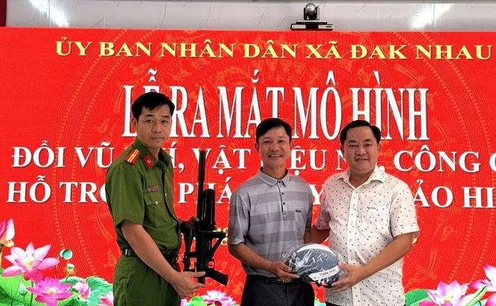 Người dân xã Đăk Nhau giao nộp súng tự chế đổi lấy mũ bảo hiểm.