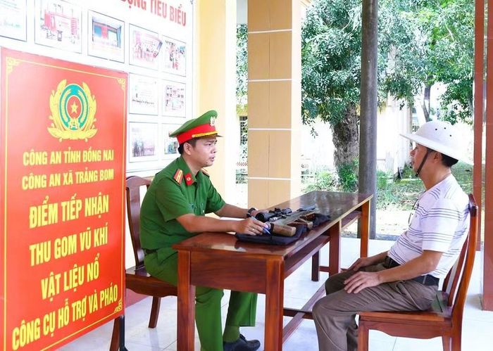 Ông Hà Huy Linh đến Công an xã Trảng Bom giao nộp khẩu súng nhặt được trong rẫy.