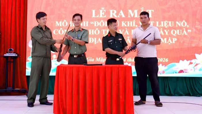 Đại diện Công an và quân sự xã Bù Gia Mập tiếp nhận vũ khí do người dân giao nộp.