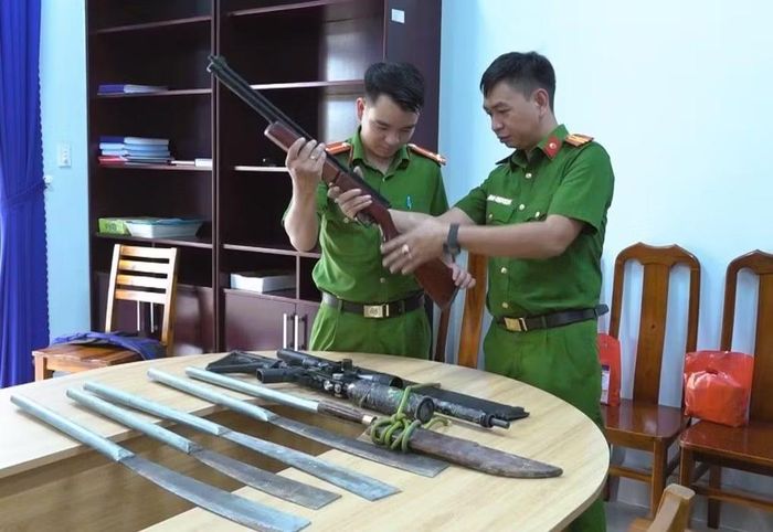 Qua công tác vận động, nhiều người dân đến Công an xã An Viễn giao nộp VK, VLN và CCHT.