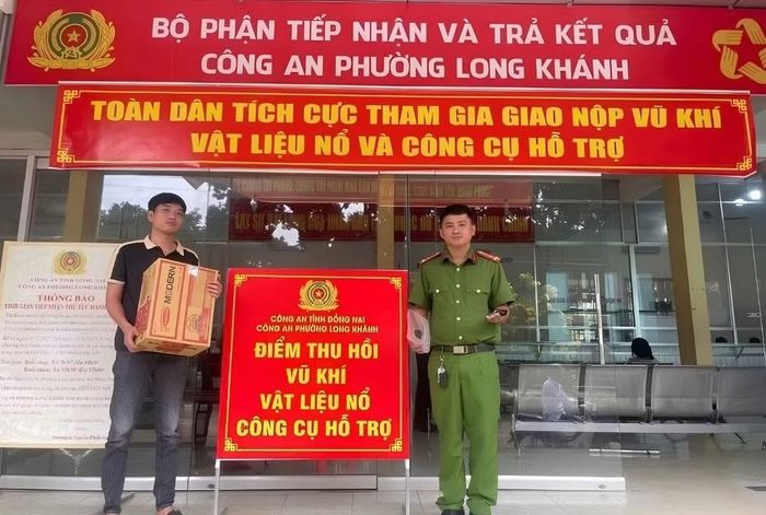 Công an phường Long Khánh tặng nhu yếu phẩm cho người dân đến giao nộp VK, VLN, CCHT