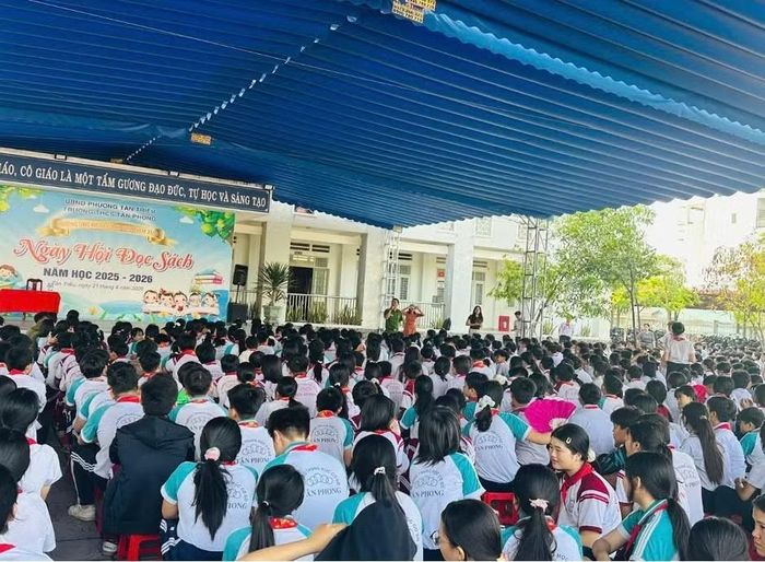 Phòng Cảnh sát QLHC về TTXH phối hợp với Ban Giám hiệu Trường THCS Tân Phong (phường Tân Triều) tổ chức tuyên truyền pháp luật cho học sinh.