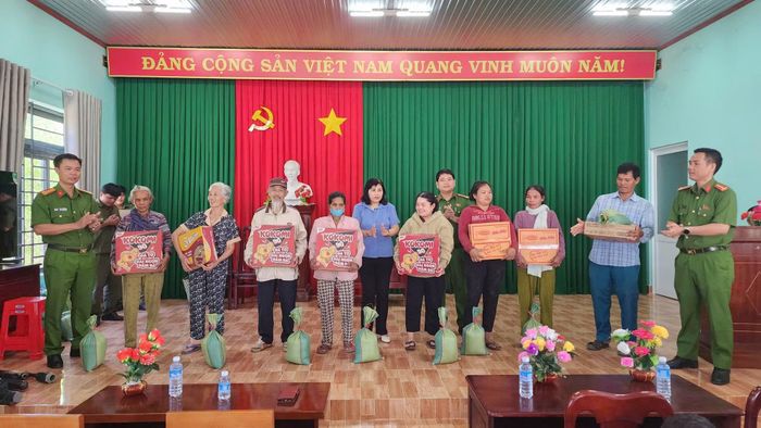 Phòng Cảnh sát QLHC về TTXH phối hợp với Công an xã Thiện Hưng trao tặng quà cho người dân trong ngày triển khai mô hình đổi VK, VLN, CCHT và pháo lấy quà.