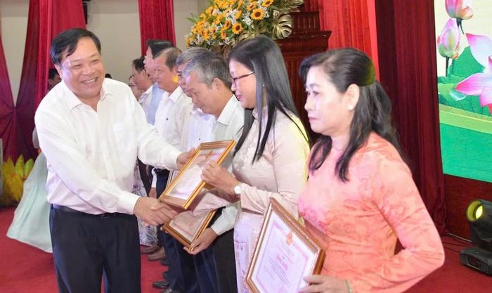 Đồng chí Phạm Thành Ngại, Chủ tịch UBND tỉnh Đồng Tháp trao Bằng khen tặng các tập thể, cá nhân có thành tích xuất sắc.