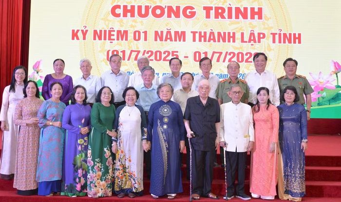 Lãnh đạo tỉnh Đồng Tháp cùng các đại biểu dự chương trình kỷ niệm chụp ảnh lưu niệm.