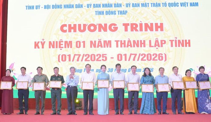 Đồng chí Ngô Chí Cường, Bí thư Tỉnh ủy Đồng Tháp trao Bằng khen tặng các tập thể, cá nhân có thành tích xuất sắc.