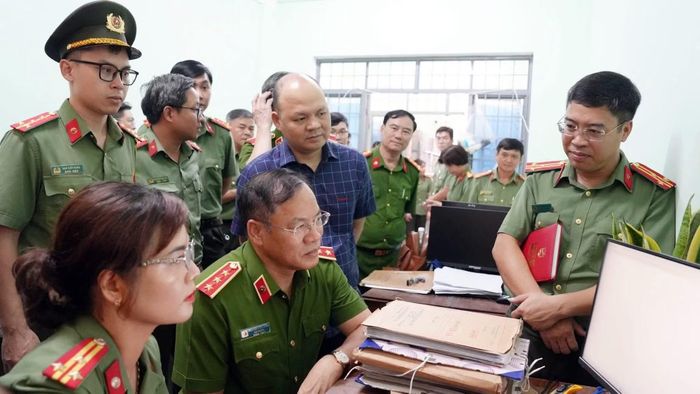 Đoàn công tác của Bộ Công an kiểm tra tại Phòng Hồ sơ nghiệp vụ Công an tỉnh Gia Lai.