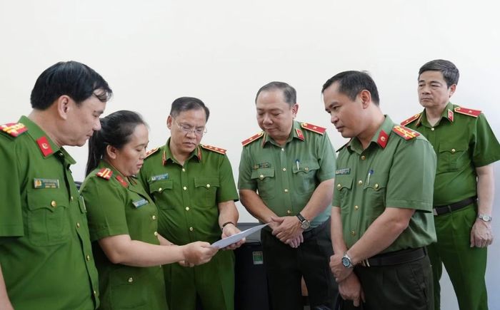 Thứ trưởng Nguyễn Văn Long cùng đoàn công tác kiểm tra tại Phòng Kỹ thuật hình sự Công an tỉnh Gia Lai.