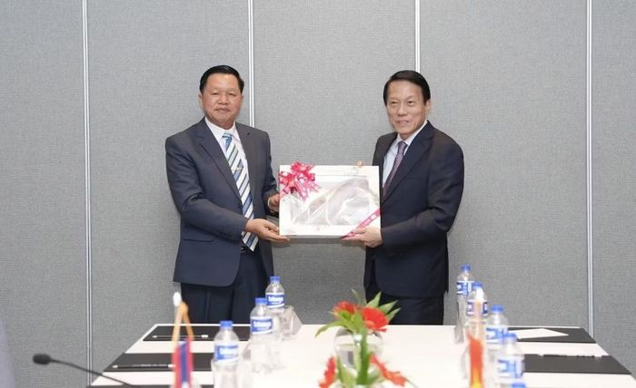 Bộ trưởng Lương Tam Quang và Bộ trưởng Bộ Công an Lào Vanthong Kongmany.