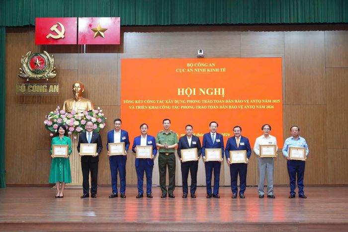Thiếu tướng Lê Thanh Hùng, Phó Cục trưởng Cục An ninh kinh tế trao giấy khen tặng các tập thể và cá nhân.