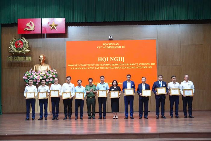 Đại tá Nguyễn Phong Thịnh trao Bằng công nhận đạt tiêu chuẩn "An toàn về ANTT" cho các tập thể.