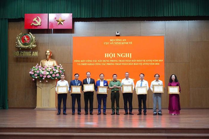 Thừa ủy quyền của lãnh đạo Bộ Công an, Trung tướng Nguyễn Sỹ Quang trao Bằng khen của Bộ trưởng Bộ Công an tặng các tập thể có thành tích xuất sắc trong phong trào toàn dân bảo vệ ANTQ.