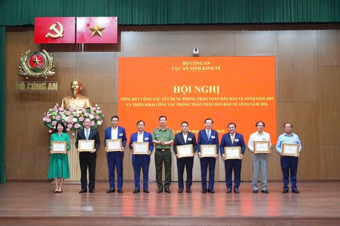 Thiếu tướng Lê Thanh Hùng, Phó Cục trưởng Cục An ninh kinh tế trao giấy khen tặng các tập thể và cá nhân.