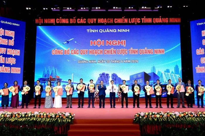 Lãnh đạo tỉnh Quảng Ninh trao các quyết định chấp nhận chủ trương đầu tư cho các doanh nghiệp.