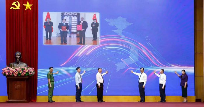 Phó Thủ tướng Hồ Quốc Dũng, Bộ trưởng Bộ Nông nghiệp và Môi trường Trịnh Việt Hùng cùng các đại biểu bấm nút ra mắt Hệ thống truy xuất nguồn gốc nông sản từ ngày 1/7. Ảnh: Khương Trung