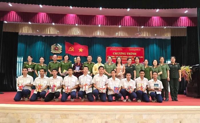 Đoàn công tác chụp ảnh lưu niệm cùng thầy trò Trường giáo dưỡng số 2 tại chương trình xây dựng "Tủ sách hướng thiện".