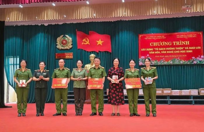 Đại diện các đơn vị trong đoàn công tác trao tặng sách tặng nhà trường.