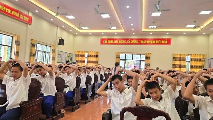 Các em học sinh vui vẻ giao lưu, tạo "ngôn ngữ' tín hiệu hình trái tim bày tỏ tình yêu thương tại chương trình.