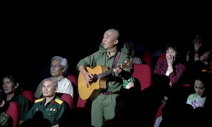 Nhạc sĩ Trương Quý Hải hát bài Thư gửi mẹ gây xúc động tại chương trình.