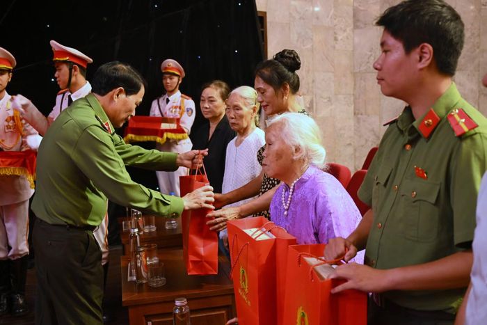 Thứ trưởng Lê Quốc Hùng trao quà tặng các đối tượng chính sách là thương binh, gia đình liệt sĩ.