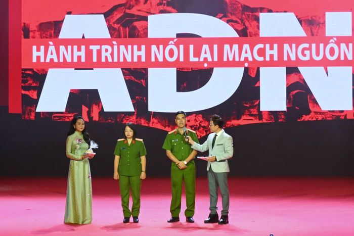 Tại chương trình, Trung tá Nguyễn Thị Lệ Oanh, Phó Trưởng Công an xã Hưng Hà, tỉnh Hưng Yên và Thiếu tá Lê Văn Thi, Phó Trưởng Công an xã Quảng Ninh, tỉnh Thanh Hóa chia sẻ những khó khăn, kinh nghiệm, sáng kiến trong quá trình thu nhận mẫu sinh phẩm ADN của thân nhân liệt sĩ.