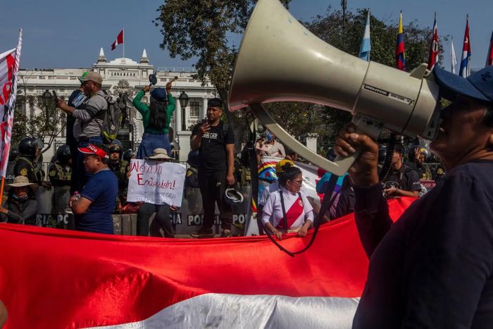  Người dân thủ đô Lima, Peru xuống đường phản đối tình trạng tội phạm lan tràn. Ảnh: New York Times 