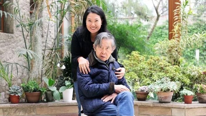  Bà Keiko Fujimori và cha mình, cựu Tổng thống Alberto Fujimori. Ảnh: People Dispatch 