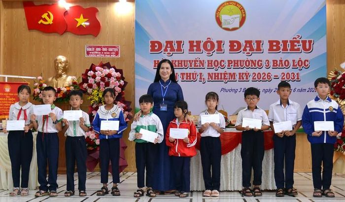 Hội Khuyến học tỉnh Lâm Đồng trao tặng 10 suất học bổng cho các em học sinh vượt khó tiêu biểu của phường 3 Bảo Lộc.