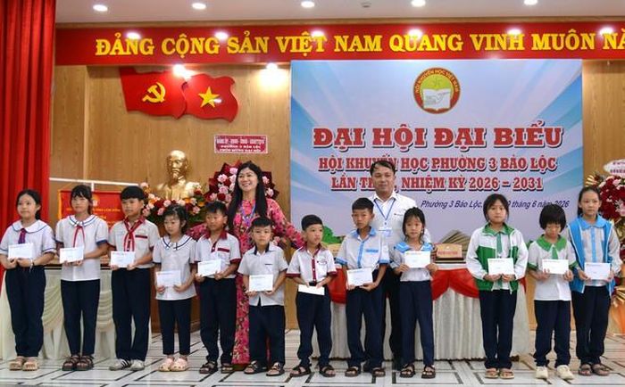 Đại diện các đơn vị, doanh nghiệp, nhà hảo tâm trao học bổng cho học sinh vượt khó tiêu biểu của phường 3 Bảo Lộc.