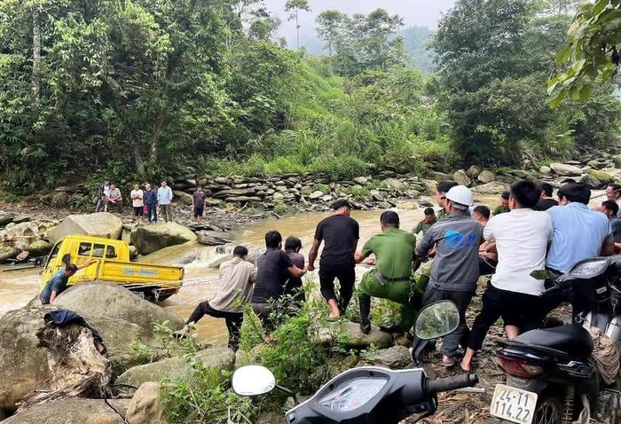 Công an xã Ngũ Chỉ Sơn huy động 10 cán bộ, chiến sĩ phối hợp với nhân dân địa phương thực hiện cứu hộ chiếc xe giữa dòng suối lũ. Ảnh: Công an xã Ngũ Chỉ Sơn