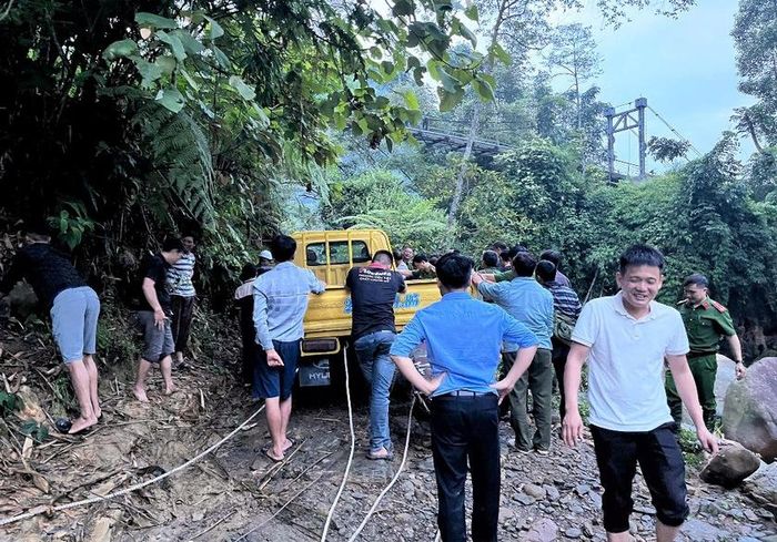 Cứu hộ thành công, an toàn. Ảnh: Công an xã Ngũ Chỉ Sơn