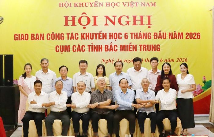Khép lại Hội nghị giao ban 6 tháng, lãnh đạo Hội Khuyến học các tỉnh ở Bắc miền Trung cùng chụp hình lưu niệm. Ảnh: Quốc Huy