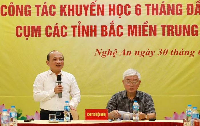 Ông Nguyễn Thanh Hiền - Chủ tịch Hội Khuyến học tỉnh Nghệ An (trái) chia sẻ tại hội nghị. Ảnh: Quốc Huy