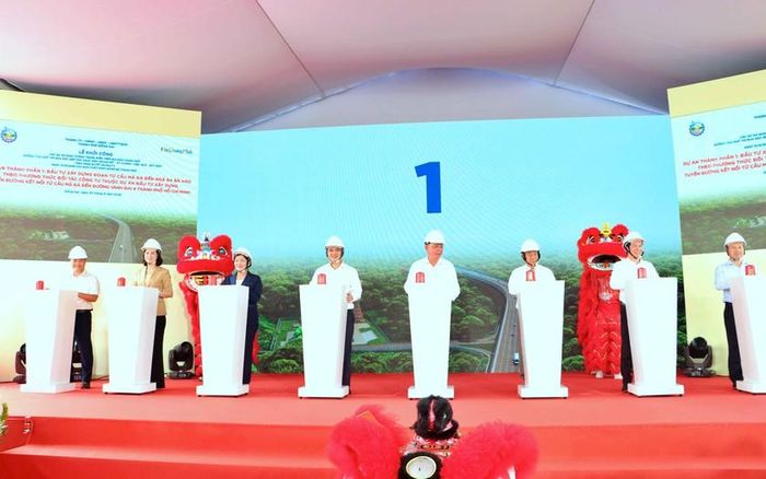 Lãnh đạo Thành phố Đồng Nai cùng đại diện chủ đầu tư bấm nút khởi công công Dự án Thành phần 1, Đầu tư xây dựng đoạn từ cầu Mã Đà đến ngã ba Bà Hào.