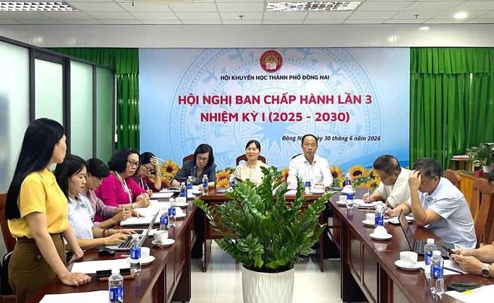 Đại biểu phát biểu tham luận tại hội nghị. Ảnh: Hội Khuyến học thành phố Đồng Nai