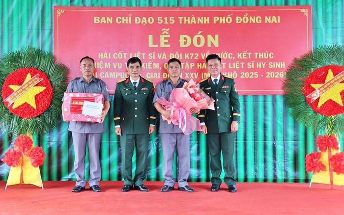 Thủ trưởng Bộ Chỉ huy Quân sự Thành phố Đồng Nai - cơ quan Thường trực Ban Chỉ đạo 515 thành phố tặng quà Đội K72.