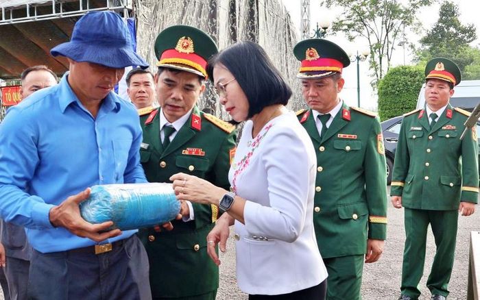 Bà Nguyễn Thị Hoàng, Phó Chủ tịch UBND Thành phố Đồng Nai, Trưởng ban Chỉ đạo 515 Thành phố Đồng Nai chỉ đạo đưa hài cốt liệt sĩ về quàn tại nghĩa trang liệt sĩ Bình Phước chờ ngày truy điệu, an táng.