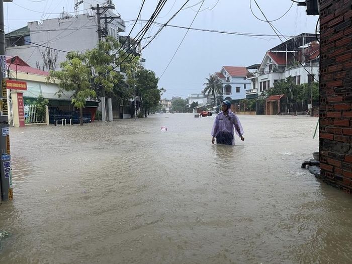Mưa lớn kéo dài, người dân Quảng Ninh chật vật đối phó. Ảnh: BQN