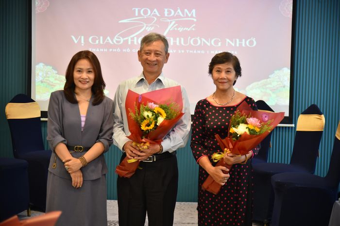 TS Nguyễn Thị Hậu, Chuyên gia Ẩm thực Chiêm Thành Long và Nhà báo Nguyễn Thị Thu Hà - TBT Tạp chí Du lịch TP.HCM tại Lễ trao giải cuộc thi Đi tìm Vị Sài thành