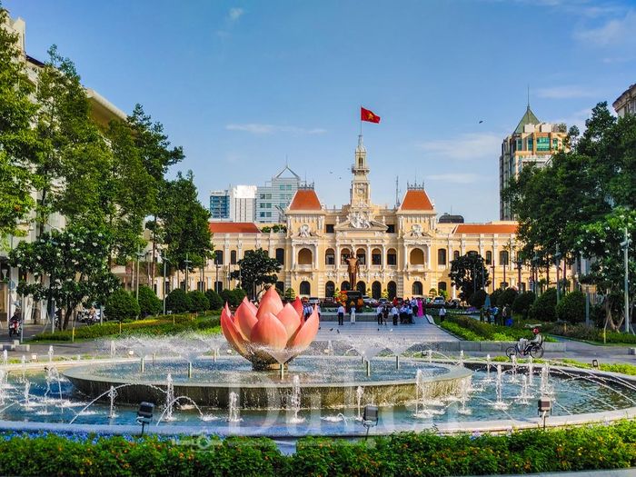 Khi bình minh thức giấc, những vệt nắng vàng ươm xuyên thấu tầng mây, nhuộm trọn không gian thành phố trong sắc mật ngọt ngào.