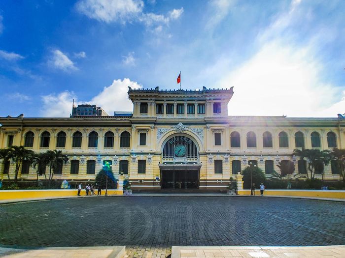 Trong khoảng lặng giao thoa giữa hoàng hôn và bình minh, tôi chợt bắt gặp một khoảnh khắc Sài Gòn dung dị, thân thương mà chưa bao giờ là cũ.