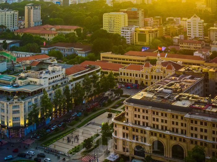 Và cho đến khi hoàng hôn buông xuống, cũng là lúc những ánh đèn màu bắt đầu kiêu hãnh thắp sáng những đỉnh cao mới rực rỡ sắc màu.