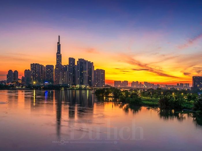 Phía trước, ánh mặt trời soi sáng đang chờ ở một nơi nào đó. Và có lẽ, hành trình của một người làm nghề, một người kể chuyện về thành phố này vẫn vậy…