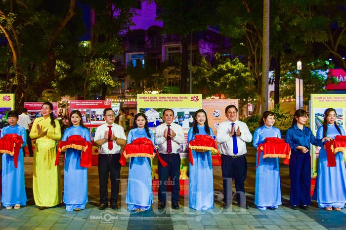 Mở đầu chương trình, không gian triển lãm ảnh nghệ thuật mang chủ đề dấu ấn phát triển của vùng đất đã chính thức cắt băng khai mạc.