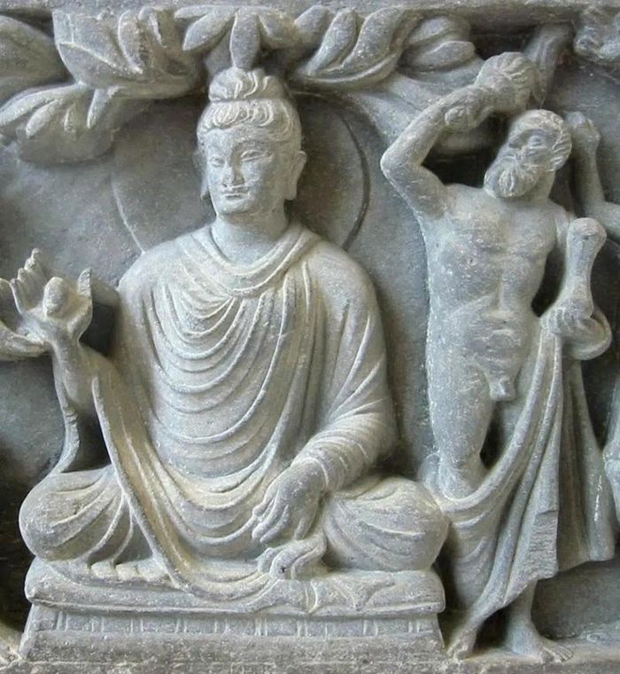 Đức Phật và Hộ pháp Vajrapani (Kim Cương Thủ) được khắc họa dựa trên hình mẫu của á thần Hercules trong thần thoại Hy Lạp. Nguồn: Wikimedia Commons CC BY-SA 3.0