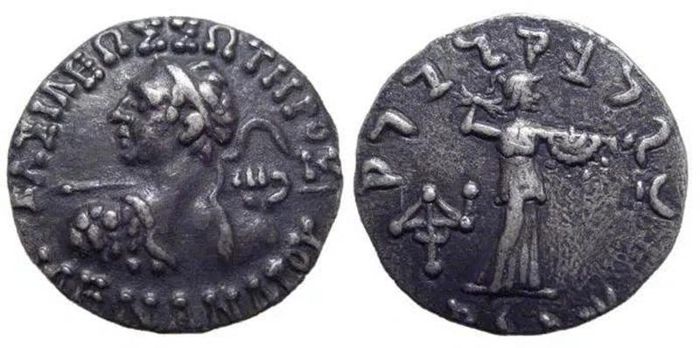 Đồng xu drachm Menander I Soter song ngữ. Nguồn: Wikimedia Commons.