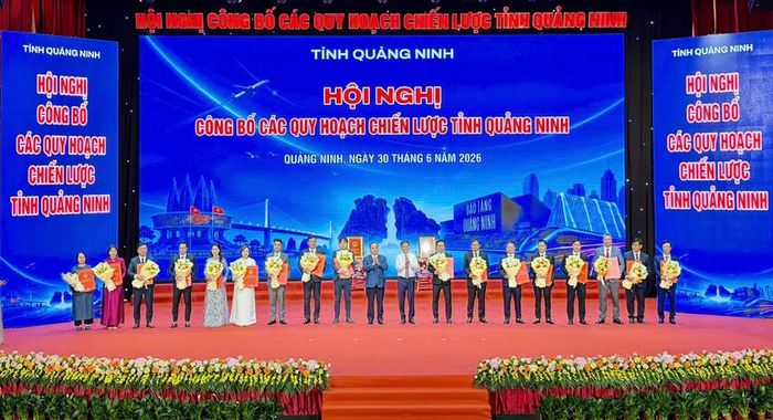Tỉnh Quảng Ninh trao Quyết định chấp thuận chủ trương đầu tư, Giấy chứng nhận đăng ký đầu tư cho 18 dự án với tổng vốn gần 45.000 tỷ đồng.