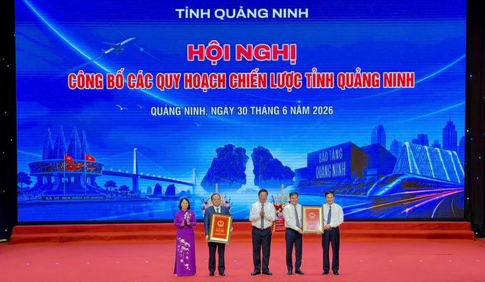 Bộ trưởng Bộ Xây dựng, trao Quyết định Quy hoạch chung đô thị Quảng Ninh đến năm 2050, tầm nhìn đến năm 2075 và Quyết định công nhận tỉnh Quảng Ninh đạt tiêu chí đô thị loại I cho lãnh đạo tỉnh Quảng Ninh.