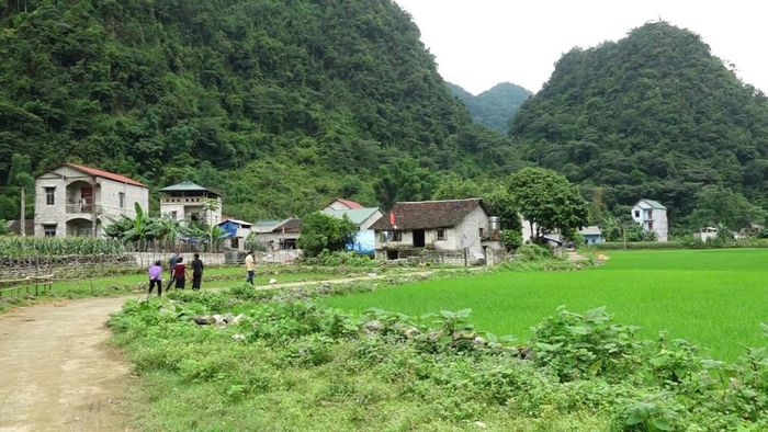 Những bức ảnh kỷ niệm của Đại tá, Anh hùng Lực lượng vũ trang nhân dân La Văn Cầu tại xóm Lũng Điêng - Lũng Rì, xã Đình Phong.